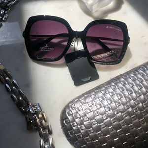 Authentic NWT Judith Leiber oversized sunglasses and gorgeous gold case
